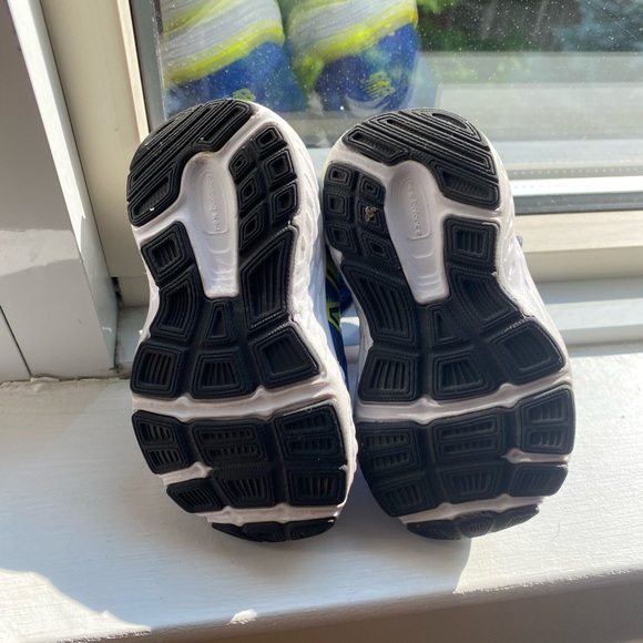 New Balance kids running shoe - Picture 4 of 6